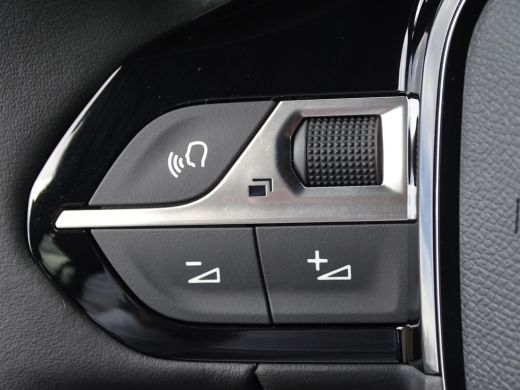 Peugeot 2008 1.2 PureTech Allure Pack Navigatie ,achteruitrij camera ,lichtmetalen velgen ,Keyless Entry ActivLease financial lease