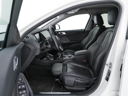 BMW 1 Serie 118i High Executive Edition Sport-Line (INCL-BTW) *LUXURY-LEATHER | DIGI-COCKPIT | HARMAN/KARDON-... ActivLease financial lease
