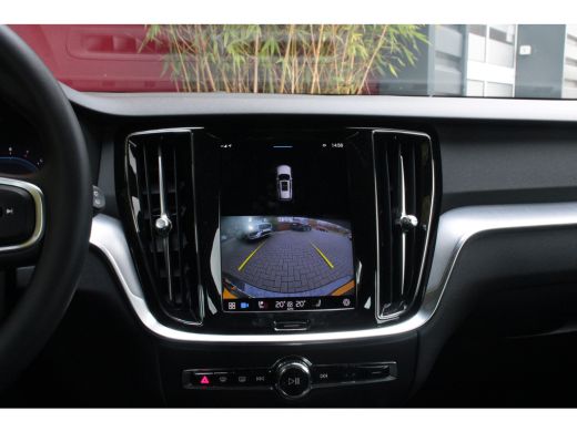 Volvo  V60 2.0 B4 Core | Cruise Control adaptief met stuurhulp | Stuur- en stoelverwarming | BLIS | Carplay ActivLease financial lease