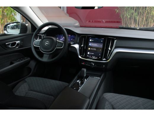 Volvo  V60 2.0 B4 Core | Cruise Control adaptief met stuurhulp | Stuur- en stoelverwarming | BLIS | Carplay ActivLease financial lease