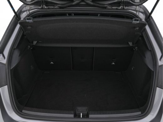 Mercedes A-Klasse 180 Business Solution AMG-Sport-Pack *PANO | WIDE-SCREEN-COCKPIT | FULL-LED | LEATHER-MICROFIBRE ... ActivLease financial lease