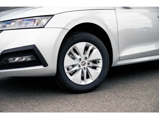 Skoda Octavia Hatchback 1.0 TSI 110 6MT Ambition Parkeersensoren voor en achter | Verwarmbare stoelen voor ActivLease financial lease