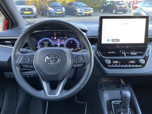 Toyota Corolla Touring Sports 1.8 Hybrid First Edition 140PK **NAVIGATIE/ STOELVERWARMING/ ELEKTRISCHE ACHTERKLEP** ActivLease financial lease