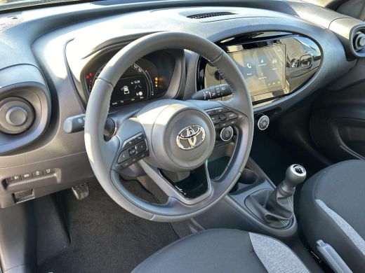 Toyota Aygo X 1.0 VVT-i MT play **NIEUWE AUTO/ INRUILPREMIE/ CELESTITE GREY/ DRAADLOZE APPLE CARPLAY** ActivLease financial lease
