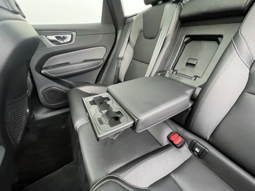 Volvo  XC60 B5 R-design | Trekhaak elektrisch uitklapbaar | Elektrisch verstelbare stoelen + geheugen | Elekt... ActivLease financial lease