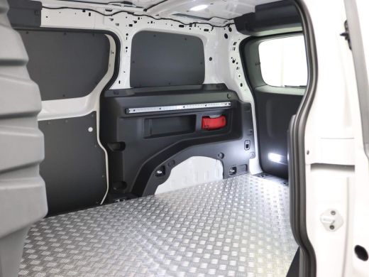 Volkswagen ID. Buzz Cargo L1H1 77 kWh 204PK 2x schuifdeur, trekhaak, park assist, verwarmbare bestuurdersstoel, bijri... ActivLease financial lease