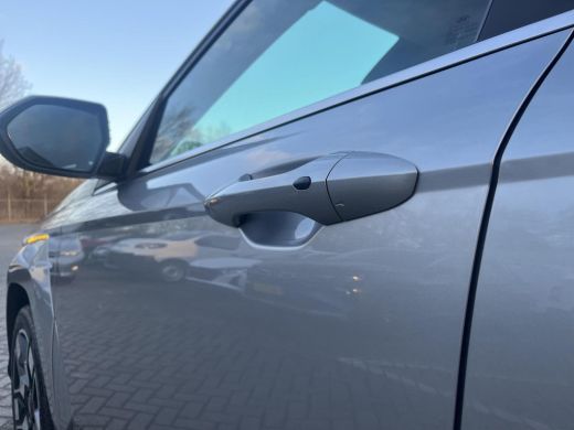 Hyundai Kona Comfort Smart 65.4 kWh | Rijklaarprijs dus GEEN afleverkosten! | Warmtepomp | 19'' Wielen | Stoel... ActivLease financial lease