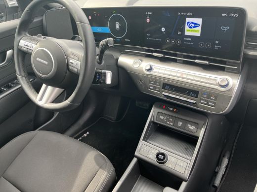 Hyundai Kona Comfort Smart 65.4 kWh | Rijklaarprijs dus GEEN afleverkosten! | Warmtepomp | 19'' Wielen | Stoel... ActivLease financial lease