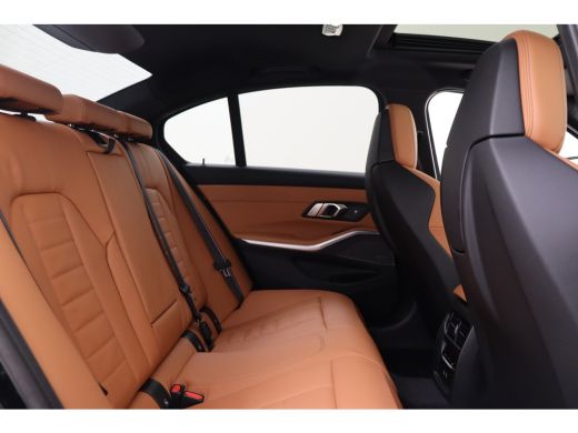 BMW 3-serie 320e M Sport Automaat / Schuif-kanteldak / Adaptieve LED / M Sportstoelen / Parking Assistant / H... ActivLease financial lease