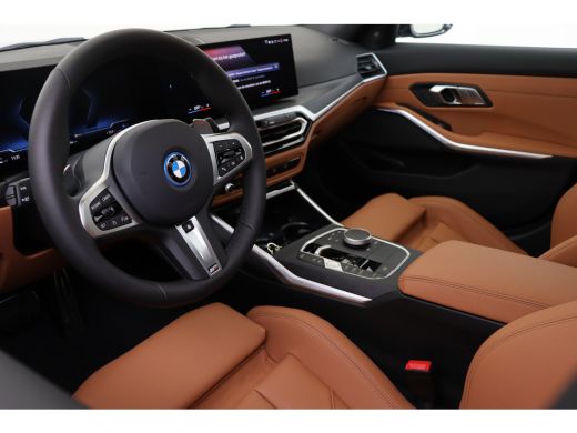 BMW 3-serie 320e M Sport Automaat / Schuif-kanteldak / Adaptieve LED / M Sportstoelen / Parking Assistant / H... ActivLease financial lease