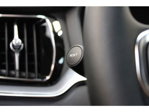 Volvo  V60 B3 163PK Essential | Black Pack | Blis | Pilot Assist | 19'' | Getint Glas | Stoelverw ActivLease financial lease