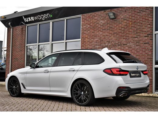 BMW 5 Serie Touring 530e M-Sport Mat-Krijt Pano 20inch ACC Laser HUD Comfortstoel ActivLease financial lease