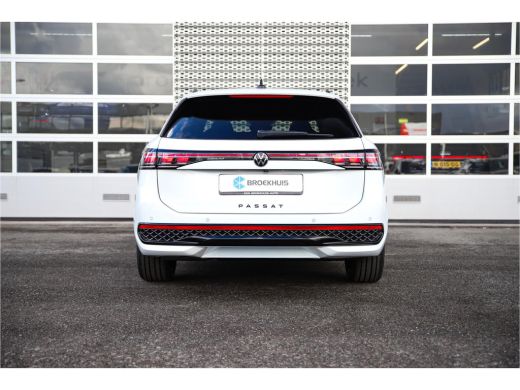 Volkswagen Passat Variant 1.5 eTSI R-Line Business | Schuif/kanteldak | Harman Kardon | Black Style | ActivLease financial lease