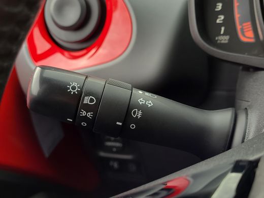 Toyota Aygo 1.0 VVT-i x-play | Apple CarPlay / Android Auto | Parkeercamera | Rijklaarprijs incl. garantie | ActivLease financial lease