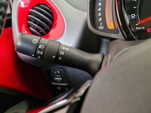 Toyota Aygo 1.0 VVT-i x-play | Apple CarPlay / Android Auto | Parkeercamera | Rijklaarprijs incl. garantie | ActivLease financial lease
