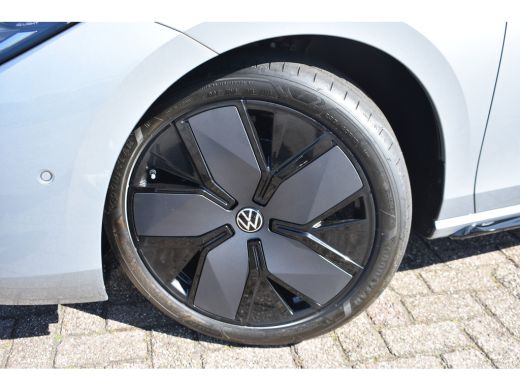 Volkswagen Passat Variant Volkswagen 1.5 eTSI 150PK DSG-7 R-Line | PANORAMADAK | SPORTSTOELEN ActivLease financial lease
