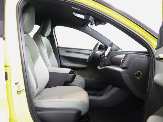 Volvo  EX30 Single Motor Extended Range Plus 69 kWh Direct leverbaar! | Stoel en Stuurverwarming | ActivLease financial lease