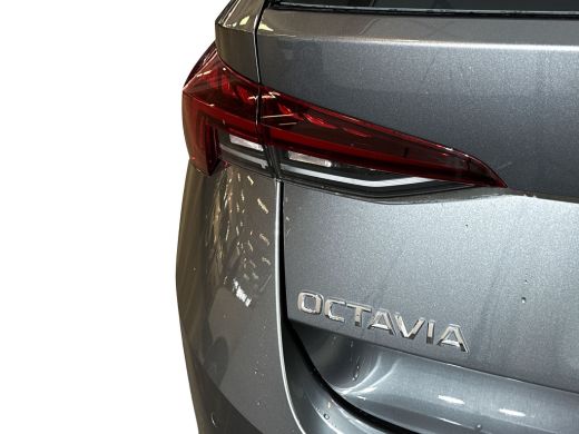 Skoda Octavia Combi 1.4 204pk TSI iV PHEV Business Edition / Parkeercamera achter / Cruise Control / Parkeersen... ActivLease financial lease