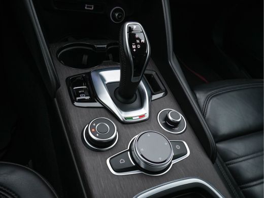 Alfa Romeo Giulia 2.2 TI Aut. *XENON | PIENO-FIORE-VOLLEDER | NAVI-FULLMAP | CAMERA | DAB | MEMORY-PACK | ADAPTIVE-... ActivLease financial lease