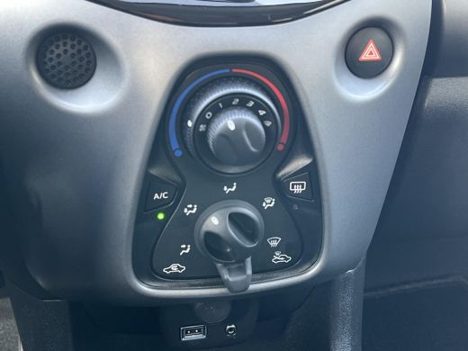 Toyota Aygo 1.0 VVT-i x-play | Navigatie | Airconditioning | Parkeercamera | Elektrische ramen voor | ActivLease financial lease