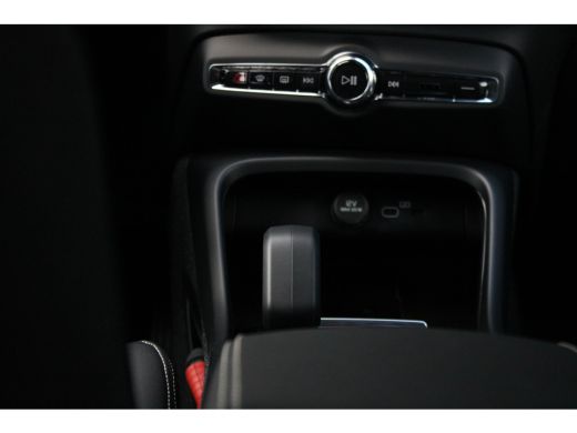 Volvo  XC40 Single Motor Extended Range Ultimate | 20" | Pixel Led | Getint Glas | Zwarte Logo's ActivLease financial lease