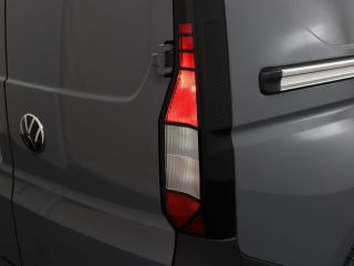 Volkswagen Caddy 1.5 TSI Comfort | Direct leverbaar | Tussenschot met ruit | Trekhaak | Parkeersensoren achter | C...