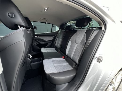Skoda Octavia Hatchback ŠKODA | Chromen grille | Climatronic, elektronische airconditioning met twee zones | Cr... ActivLease financial lease