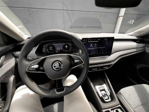Skoda Octavia Hatchback ŠKODA | Chromen grille | Climatronic, elektronische airconditioning met twee zones | Cr... ActivLease financial lease
