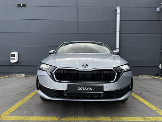 Skoda Octavia Hatchback ŠKODA | Chromen grille | Climatronic, elektronische airconditioning met twee zones | Cr... ActivLease financial lease