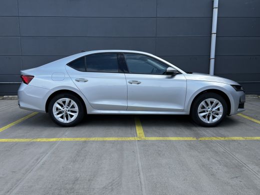 Skoda Octavia Hatchback ŠKODA | Chromen grille | Climatronic, elektronische airconditioning met twee zones | Cr... ActivLease financial lease