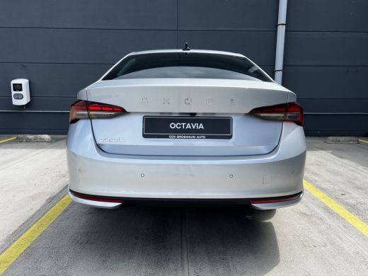 Skoda Octavia Hatchback ŠKODA | Chromen grille | Climatronic, elektronische airconditioning met twee zones | Cr... ActivLease financial lease