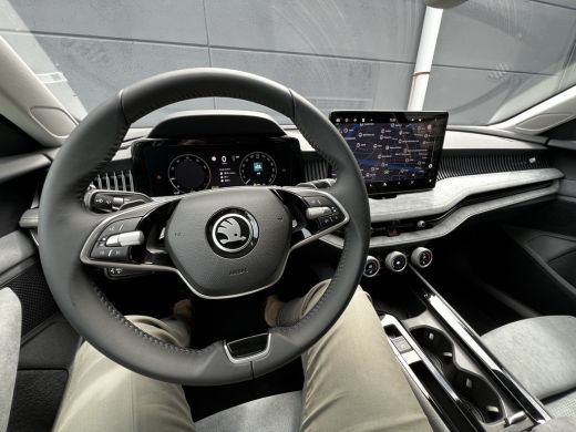 Skoda Superb ŠKODA | Achteruitrijcamera | Climatronic, elektronische airconditioning met 3 klimaatzones | LED ... ActivLease financial lease
