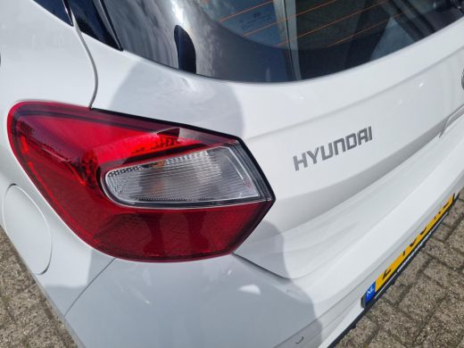 Hyundai i10 1.0 Premium | Climate Control | Cruise Control | Achteruitrijcamera | Navigatie | Apple Carplay | ActivLease financial lease