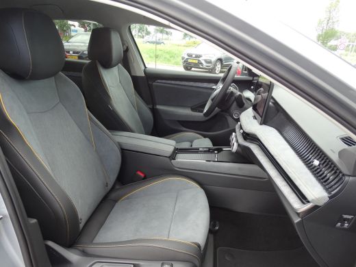Skoda Superb ŠKODA First Edition | Achteruitrijcamera | Climatronic, elektronische airconditioning met 3 klima... ActivLease financial lease