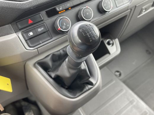 Volkswagen Crafter 2.0 TDI 177 PK / L3H2 / AIRCO / 3.000 KG AHG / BIJRIJDERSBANK / STANDKACHEL / TREKHAAK ActivLease financial lease