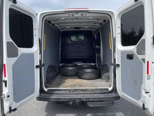 Volkswagen Crafter 2.0 TDI 177 PK / L3H2 / AIRCO / 3.000 KG AHG / BIJRIJDERSBANK / STANDKACHEL / TREKHAAK ActivLease financial lease