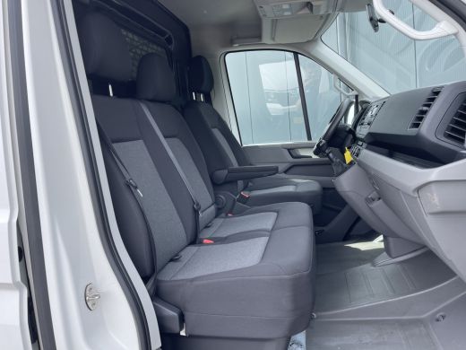 Volkswagen Crafter 2.0 TDI 177 PK / L3H2 / AIRCO / 3.000 KG AHG / BIJRIJDERSBANK / STANDKACHEL / TREKHAAK ActivLease financial lease