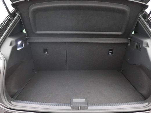 Seat Born Business 62 kWh 231 PK Warmtepomp, Panoramadak, achteruitrijcamera, stuur/stoelverwarming, keyles... ActivLease financial lease