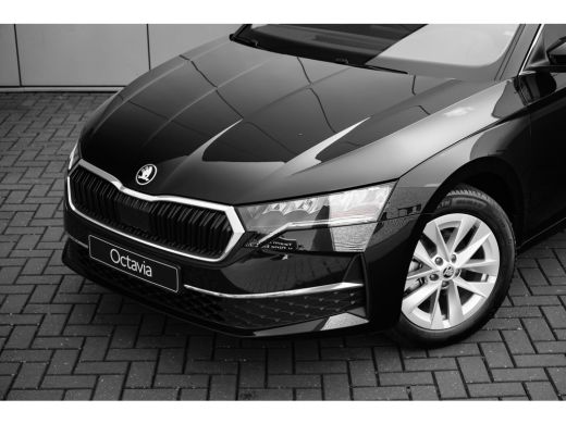 Skoda Octavia Combi Business Edition | Achteruitrijcamera | Chromen grille | Cruise control met speedlimiter ActivLease financial lease