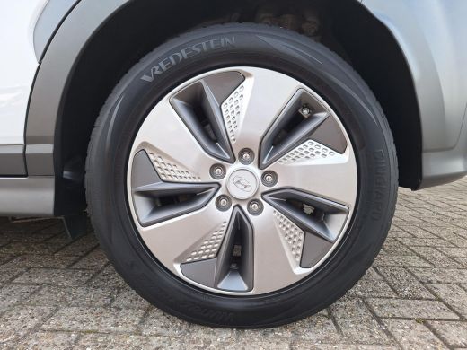 Hyundai KONA EV Premium 64 kWh | Automaat | Navigatie | Cruise Control Adaptief | Climate Control | Parkeersen... ActivLease financial lease