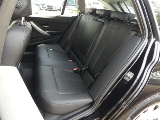 BMW 3 Serie Touring 318i M Sport Corporate Lease | NAVI | STOELVERWARMING | PARKEERSENSOREN | ActivLease financial lease