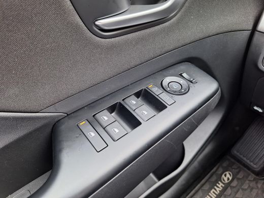 Hyundai Kona Comfort Smart 65.4 kWh | 19" Premium lichtmetalenvelgen | Warmtepomp | Dodehoek assistentie | V2L | ActivLease financial lease