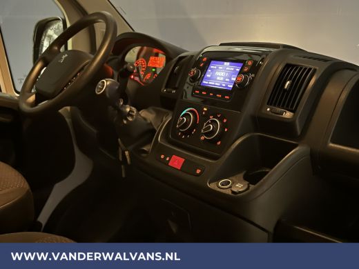 Peugeot Boxer 2.2 BlueHDi 120pk L2H2 Euro6 Airco | 2500kg Trekhaak | Cruisecontrol | Parkeersensoren Bijrijders... ActivLease financial lease