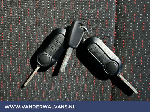 Peugeot Boxer 2.2 BlueHDi 120pk L2H2 Euro6 Airco | 2500kg Trekhaak | Cruisecontrol | Parkeersensoren Bijrijders... ActivLease financial lease