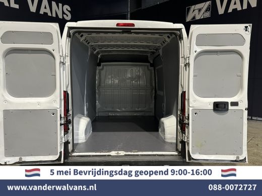 Peugeot Boxer 2.2 BlueHDi 120pk L2H2 Euro6 ** Airco | 2500kg Trekhaak | Cruisecontrol | Parkeersensoren Bijrijd... ActivLease financial lease