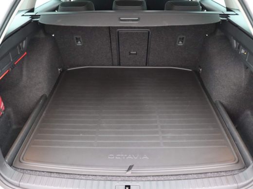 Skoda Octavia Combi 1.4 TSI iV PHEV Business Edition 204PK DSG Trekhaak, park distance control, adaptive cruise... ActivLease financial lease