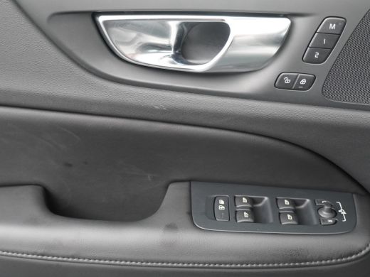 Volvo  V60 B4 Plus Dark | Stoel & stuurwielverwarming | Lederen interieur |Adaptieve cruise control incl. BL... ActivLease financial lease