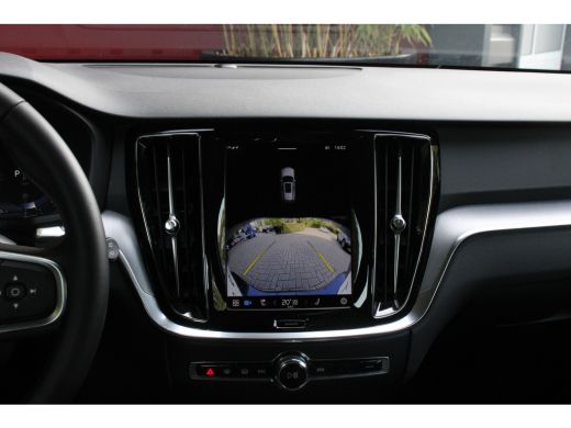 Volvo  V60 2.0 B3 Automaat Essential Edition | Trekhaak | Camera | Adaptive Cruise | Dodehoeksensoren | Stuu... ActivLease financial lease