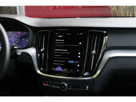 Volvo  V60 2.0 B3 Automaat Essential Edition | Trekhaak | Camera | Adaptive Cruise | Dodehoeksensoren | Stuu... ActivLease financial lease