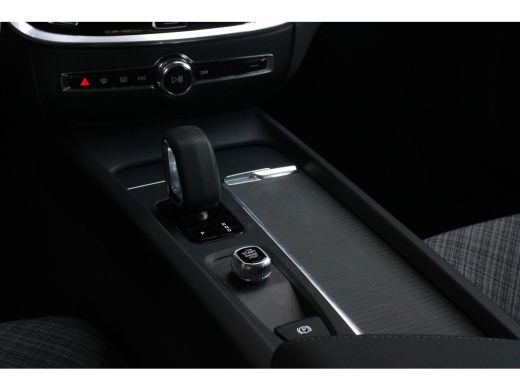Volvo  V60 2.0 B3 Automaat Essential Edition | Trekhaak | Camera | Adaptive Cruise | Dodehoeksensoren | Stuu... ActivLease financial lease